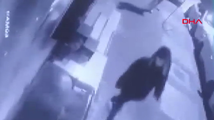 Park halindeki otomobillerin aynalarını kırıp, kaportalarını çizdiler: 50 bin liralık zarar, şikayet yok