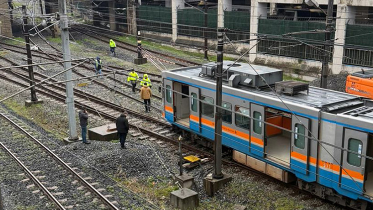 Son dakika: İstanbul'da metro raydan çıktı