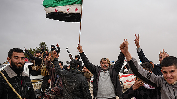 YPG, Suriye kuvvetlerini sevinç gösterileriyle karşılayan sivilleri alıkoydu