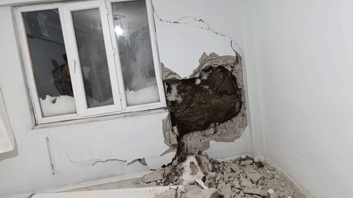 Hakkari'de panik anları! Kaya parçası duvarı delip yatak odasına girdi