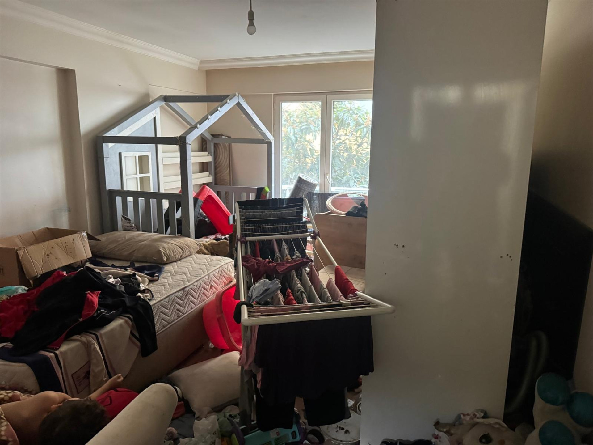 Ev sahibini şoke eden manzara 8 aydır kira ödemiyorlar Evimi perişan ettiler