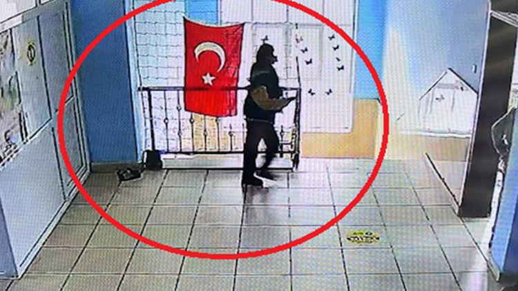Diyarbakır'da okulda kaydedilen bayrak görüntüsü beğeni topladı: Öğrenciden alkışlanacak hareket