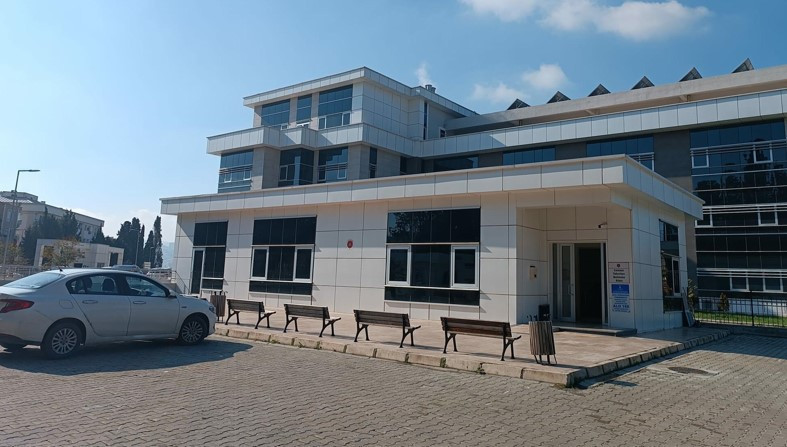 Evinin önünde silahlı saldırıya uğrayan genç, hayatını kaybetti