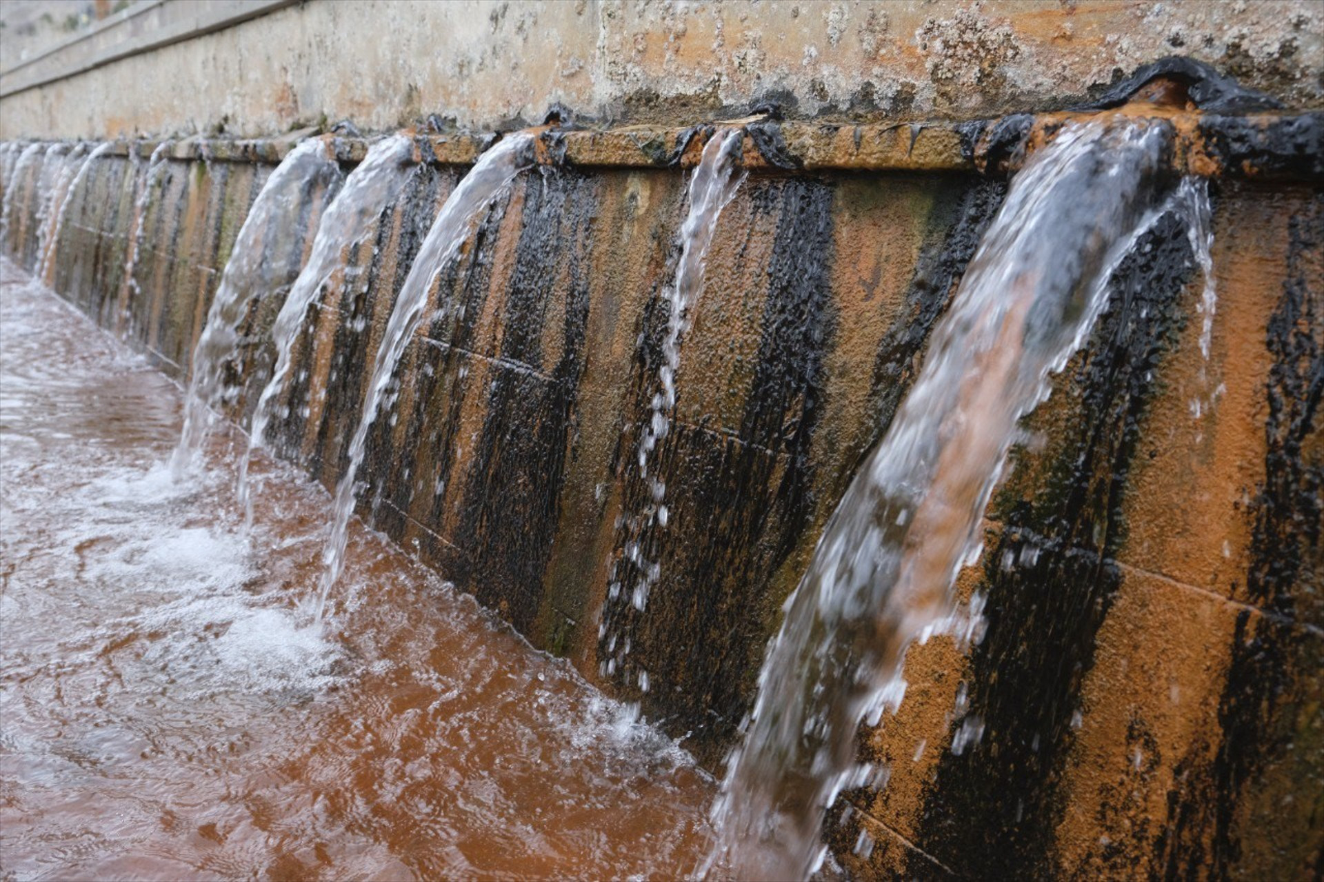 Dünyada ender görülen doğal oluşumlardan biri 5 farklı su kaynağı, birbirine karışmadan akıyor... Bu gerçekten olağanüstü bir durum