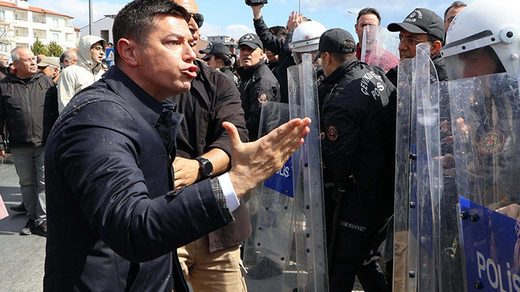 Protesto sırasında polise saldıran belediye başkanına para cezası