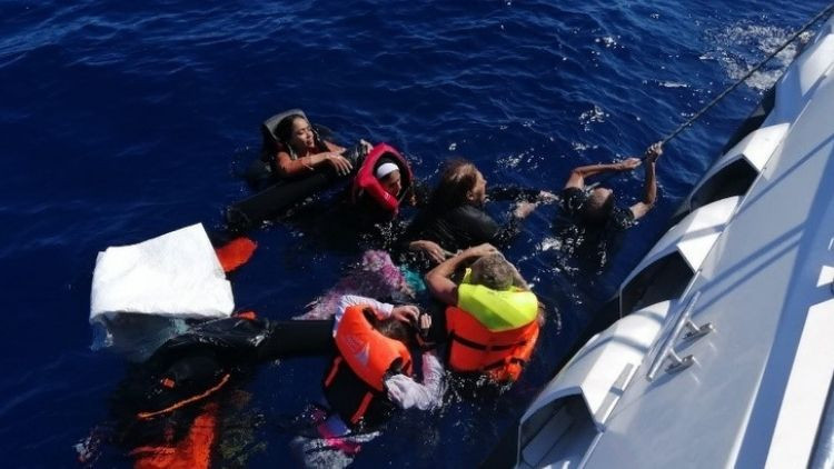 Ege Denizi'nde can pazarı… Yunan Sahil Güvenlik gemisi ile çarpıştı, 14 göçmen öldü