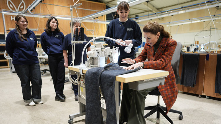 Sadece güzel değil çok da hamarat… Dikiş makinasının başına geçti, prens kocasına pantolon dikti!