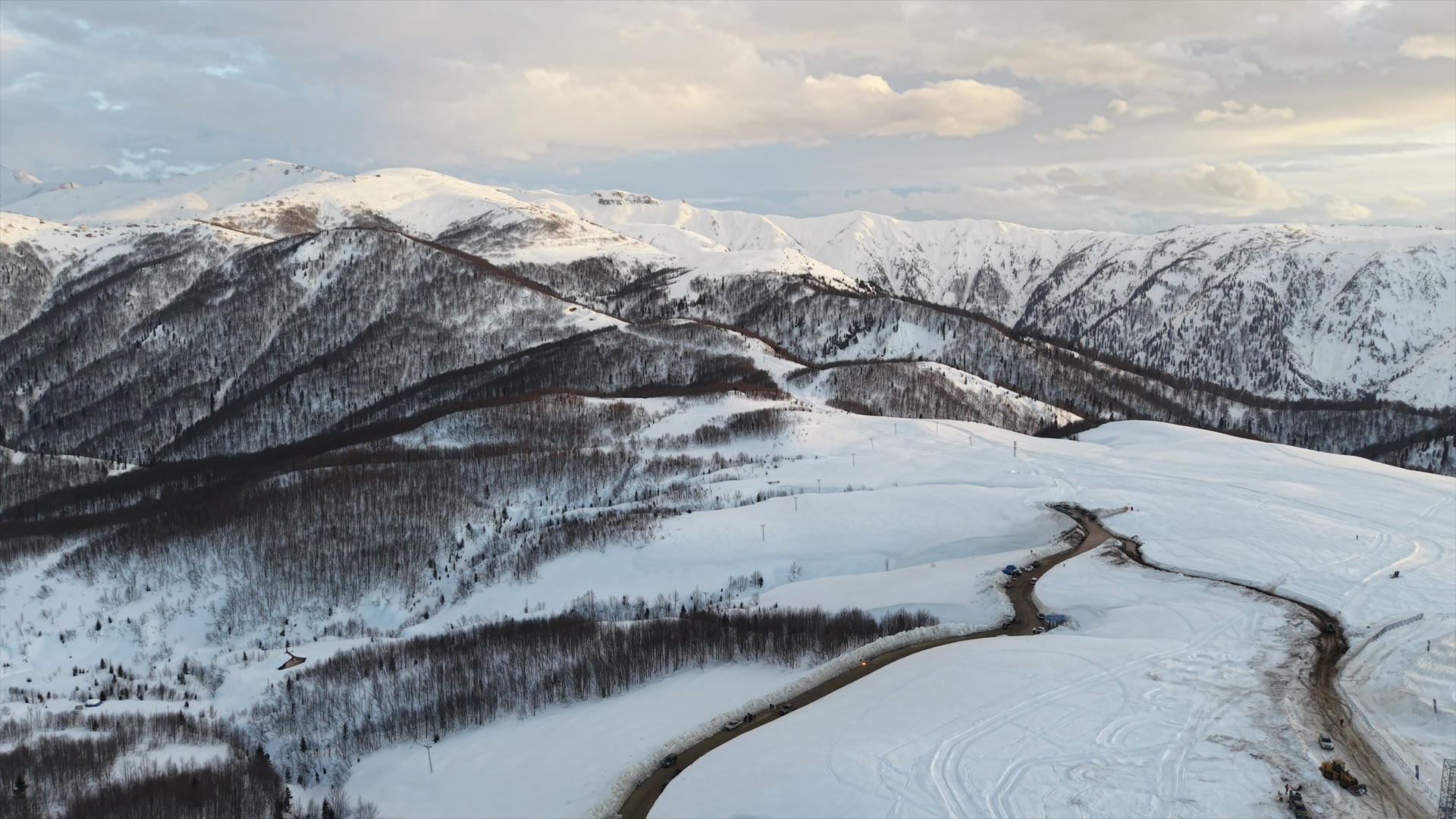 1800 rakımlı deniz manzaralı yaylada bulutların büyüleyici görünümü