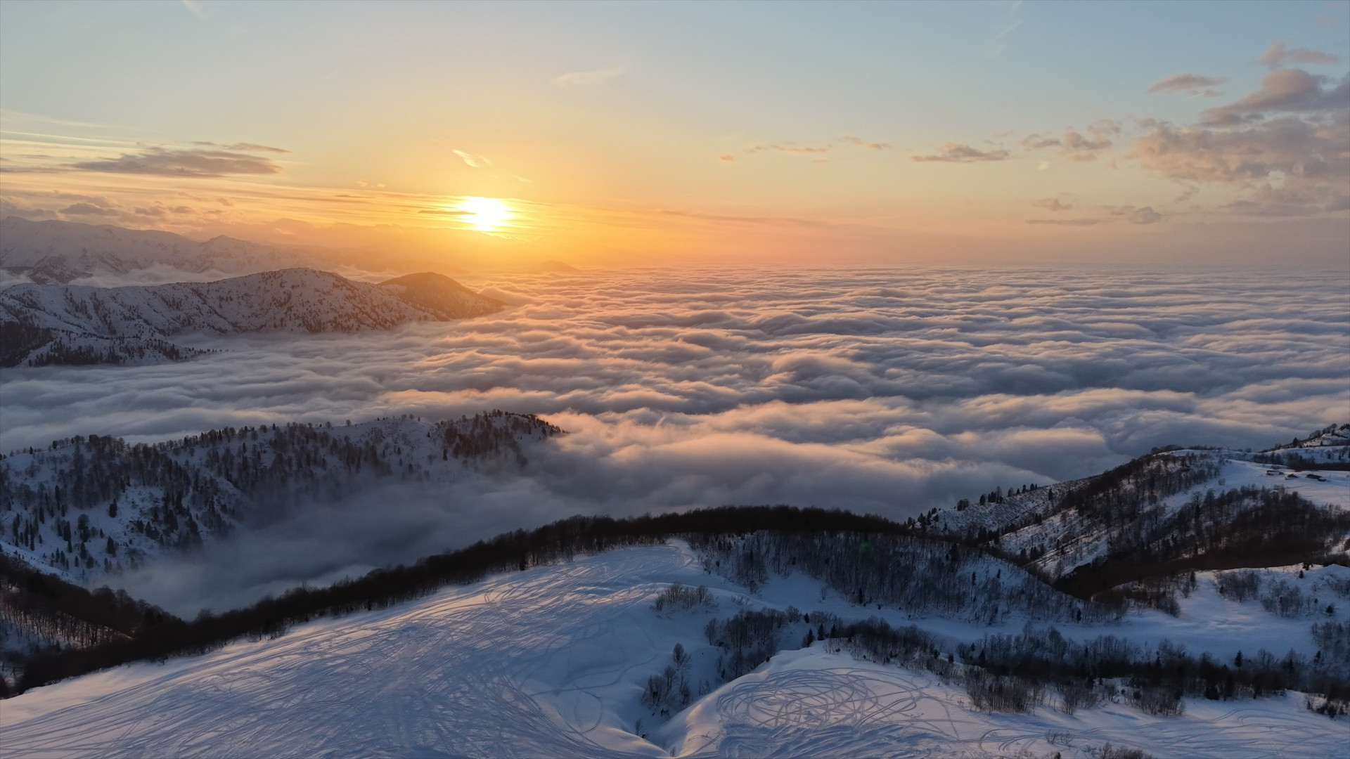 1800 rakımlı deniz manzaralı yaylada bulutların büyüleyici görünümü