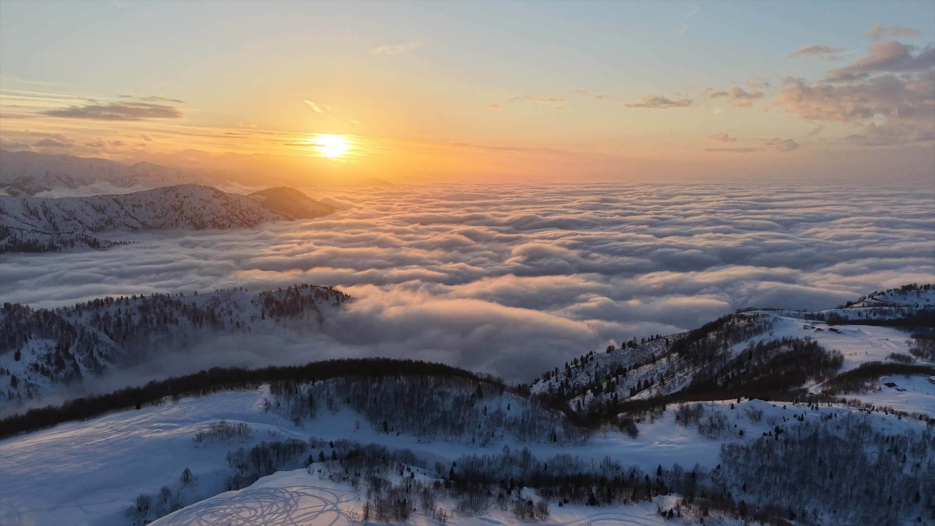 1800 rakımlı deniz manzaralı yaylada bulutların büyüleyici görünümü