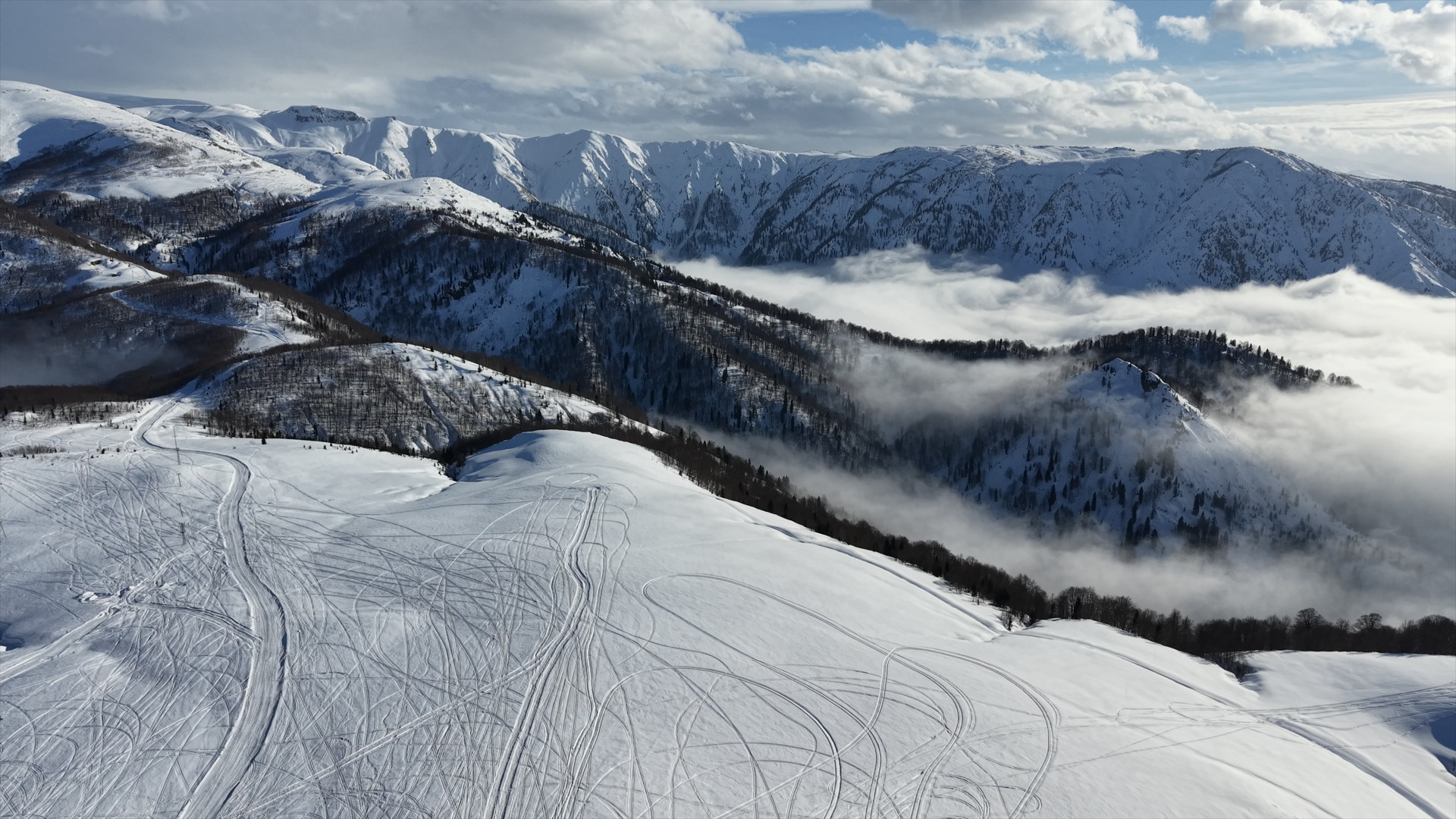 1800 rakımlı deniz manzaralı yaylada bulutların büyüleyici görünümü