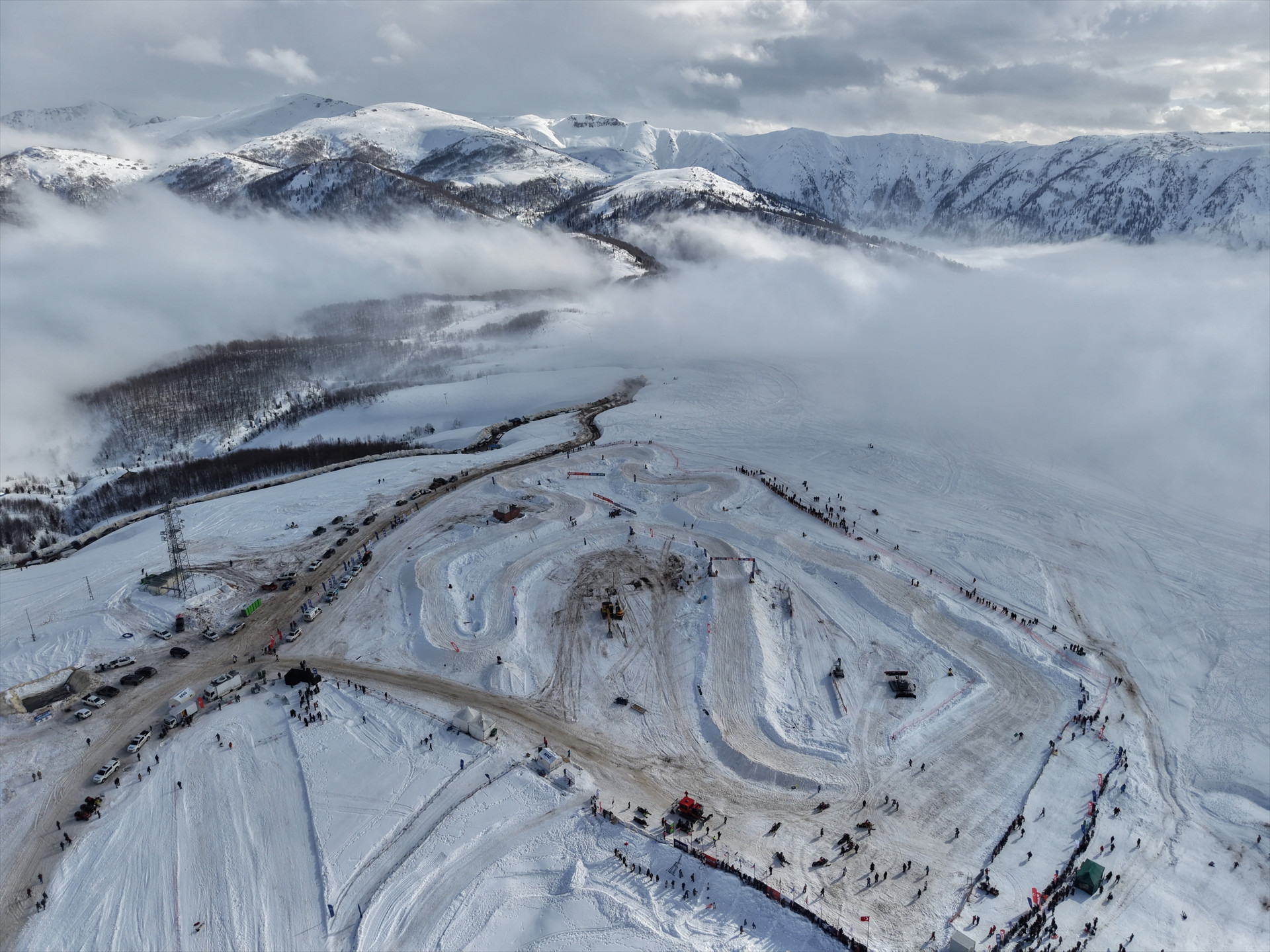 1800 rakımlı deniz manzaralı yaylada bulutların büyüleyici görünümü