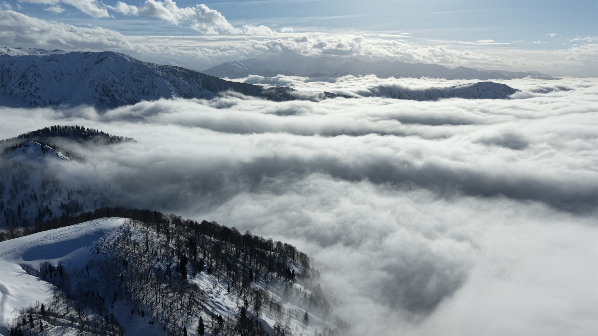 1800 rakımlı deniz manzaralı yaylada bulutların büyüleyici görünümü