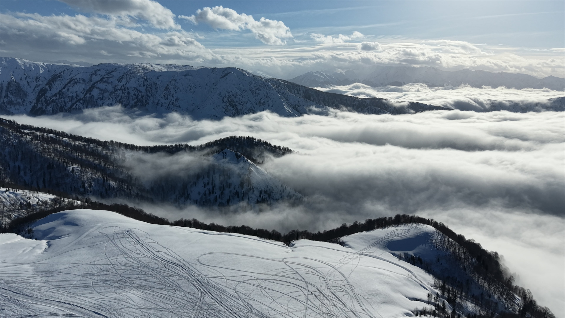 1800 rakımlı deniz manzaralı yaylada bulutların büyüleyici görünümü