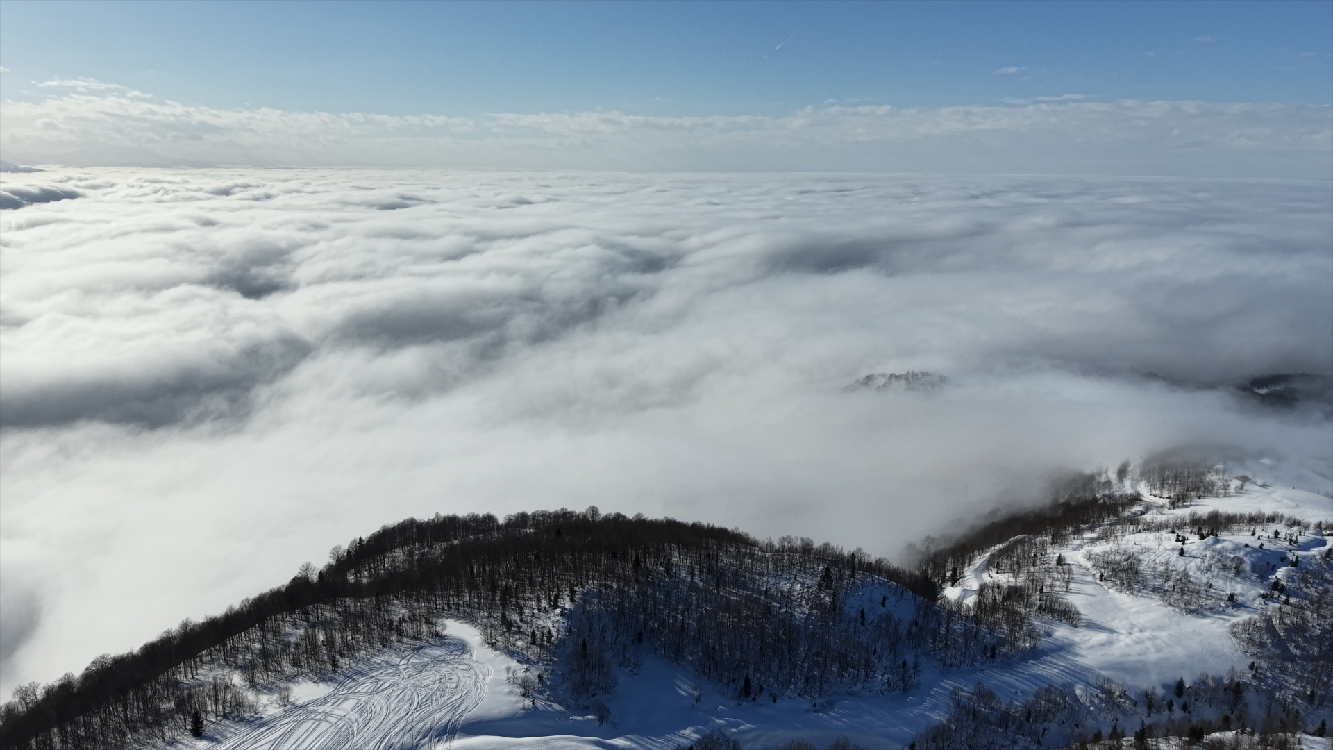 1800 rakımlı deniz manzaralı yaylada bulutların büyüleyici görünümü