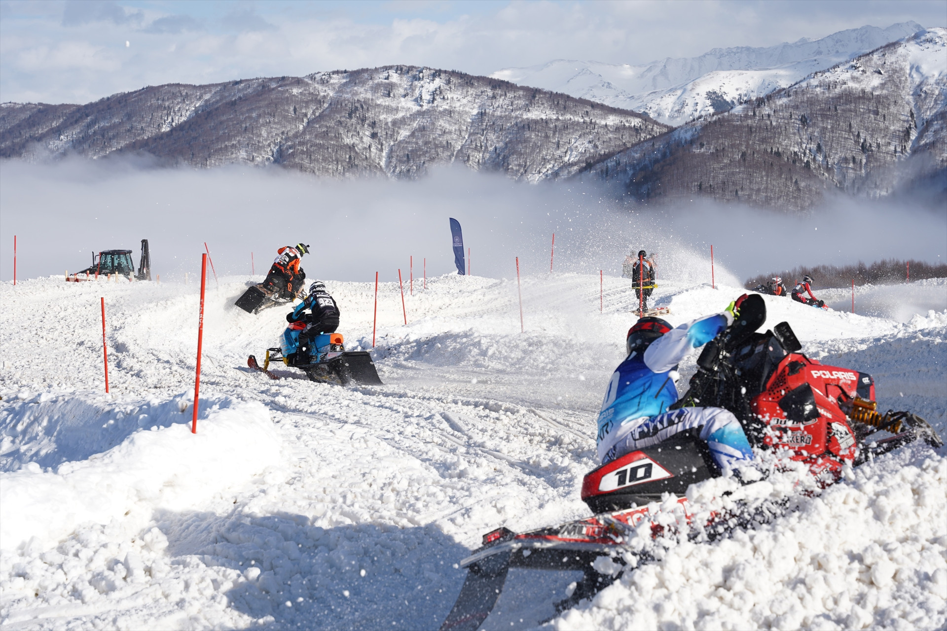 1800 rakımlı deniz manzaralı yaylada bulutların büyüleyici görünümü