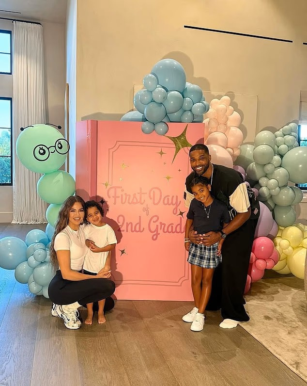 Onu aldatan sevgilisinden iki çocuğu olmuştu… Şimdi aşktan öcü gibi kaçıyor Onu aldatan sevgilisinden iki çocuğu olmuştu… Şimdi aşktan öcü gibi kaçıyor