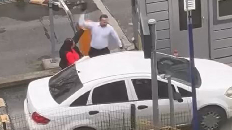 Kadıköy'deki maganda kamerada: Küfrederek aracından indi, otomobilin aynasını kırdı