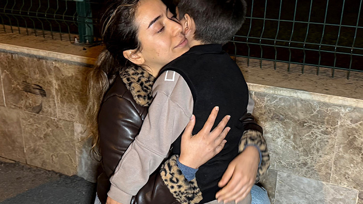 Gözyaşlarına boğuldu | Anne, çocuğuna 1,5 yıl sonra polis merkezinde kavuştu