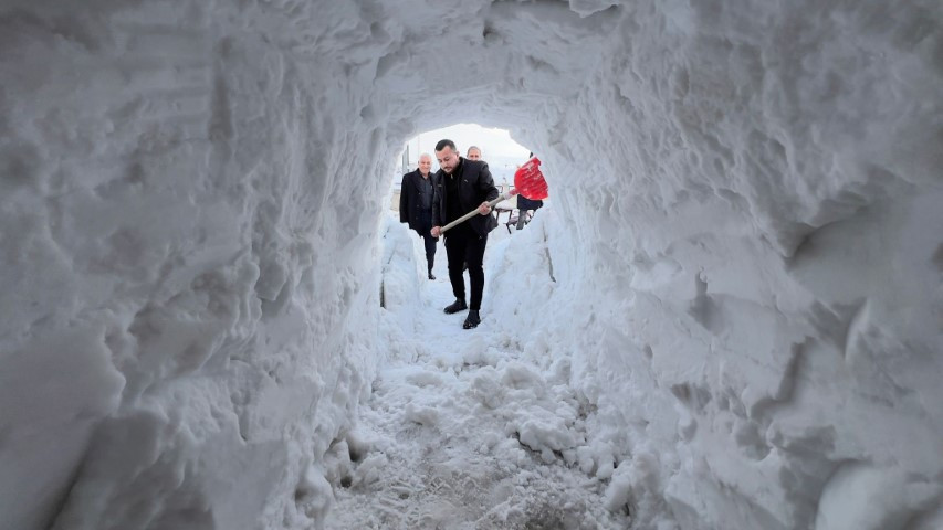 Bu kentte kış çok zor geçiyor Esnaf, dükkanına ulaşmak için kardan tünel yaptı Bu kentte kış çok zor geçiyor Esnaf, dükkanına ulaşmak için kardan tünel yaptı