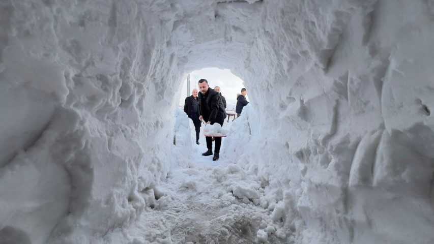 Bu kentte kış çok zor geçiyor Esnaf, dükkanına ulaşmak için kardan tünel yaptı Bu kentte kış çok zor geçiyor Esnaf, dükkanına ulaşmak için kardan tünel yaptı