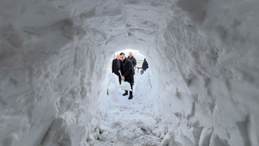 Bu kentte kış çok zor geçiyor Esnaf, dükkanına ulaşmak için kardan tünel yaptı Bu kentte kış çok zor geçiyor Esnaf, dükkanına ulaşmak için kardan tünel yaptı