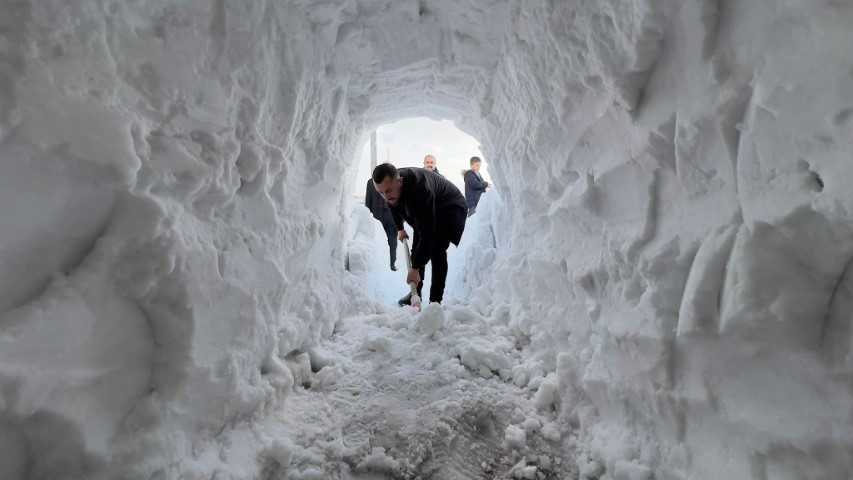 Bu kentte kış çok zor geçiyor Esnaf, dükkanına ulaşmak için kardan tünel yaptı Bu kentte kış çok zor geçiyor Esnaf, dükkanına ulaşmak için kardan tünel yaptı