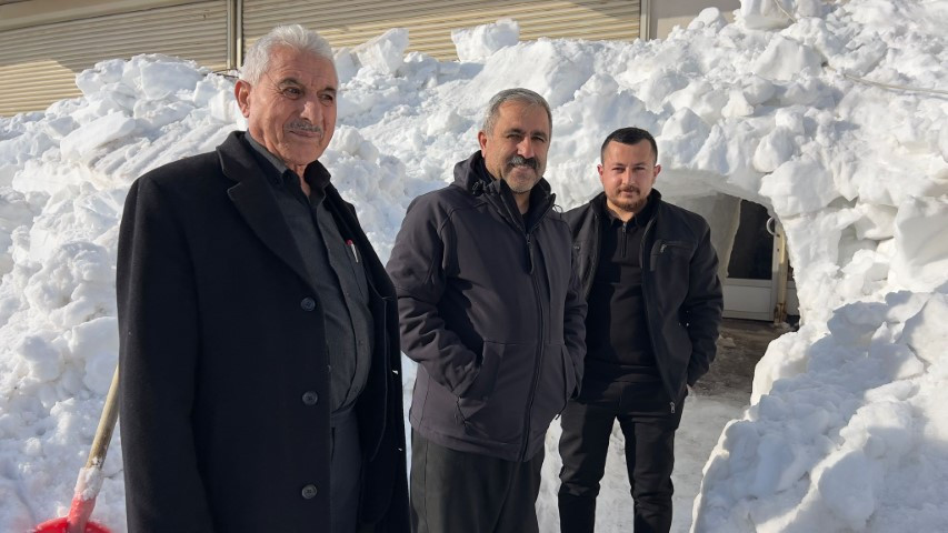 Bu kentte kış çok zor geçiyor Esnaf, dükkanına ulaşmak için kardan tünel yaptı Bu kentte kış çok zor geçiyor Esnaf, dükkanına ulaşmak için kardan tünel yaptı