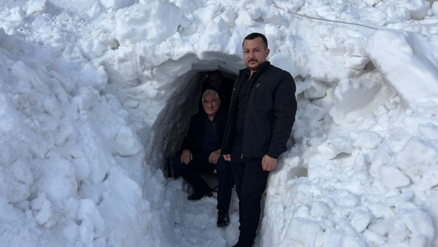 Bu kentte kış çok zor geçiyor Esnaf, dükkanına ulaşmak için kardan tünel yaptı Bu kentte kış çok zor geçiyor Esnaf, dükkanına ulaşmak için kardan tünel yaptı