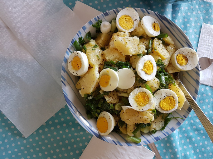 2- PATATES VE YUMURTA SALATASI, DEREOTU VE HARDAL SOSLU 2- PATATES VE YUMURTA SALATASI, DEREOTU VE HARDAL SOSLU