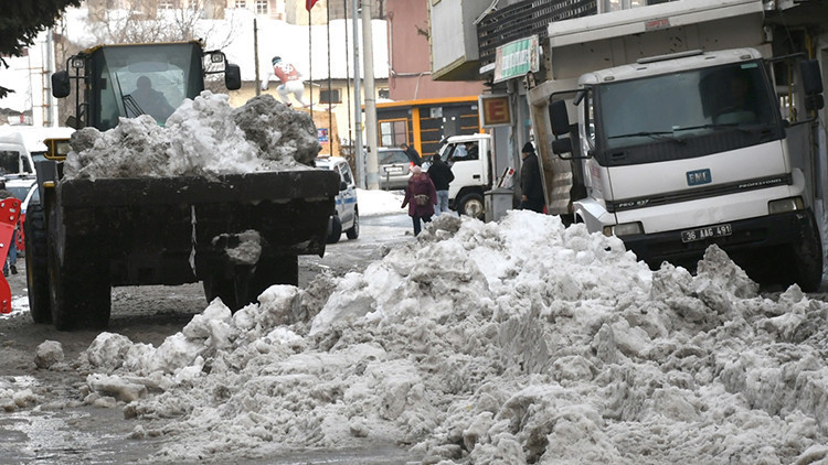 2 bin 150 rakımlı ilçede kar seferberliği: İş makineleri ile toplanıp şehir dışına taşınıyor