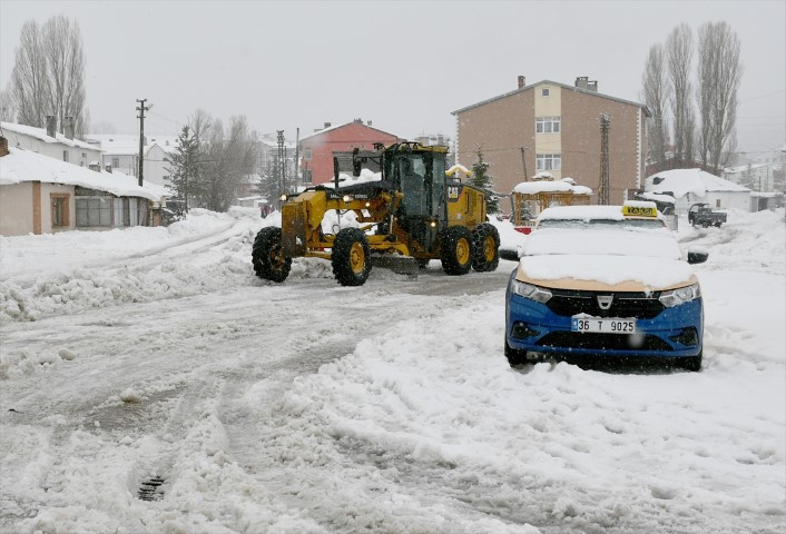 İş makineleri ile toplanıp şehir dışına taşınıyor İş makineleri ile toplanıp şehir dışına taşınıyor