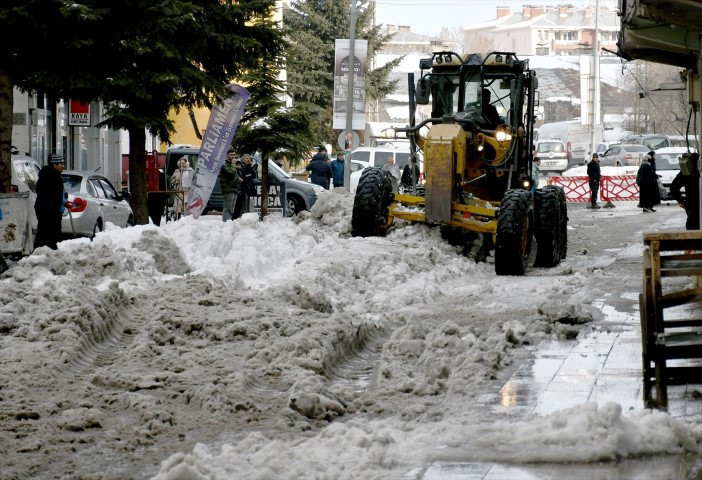 İş makineleri ile toplanıp şehir dışına taşınıyor İş makineleri ile toplanıp şehir dışına taşınıyor