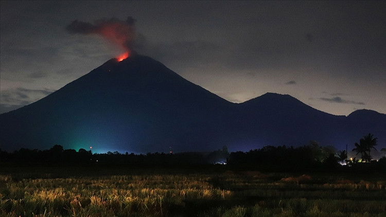 Endonezya'da Semeru Yanardağı'nda peş peşe patlamalar