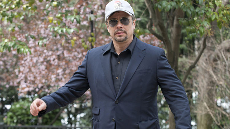 Yakışıklı deseniz değil... Hatta fazla kilosu bile var... Keşke 9 yaşındayken kaybettiği annesi de bugünleri görseydi... Karizması perdeden taşıyor!