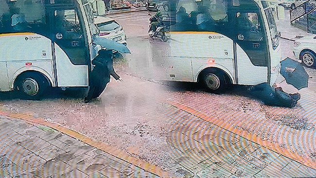 Servis minibüsü çarptı, 2 metre sürüklendi: Yara almadan kurtuldu! O anlar kameralara yansıdı