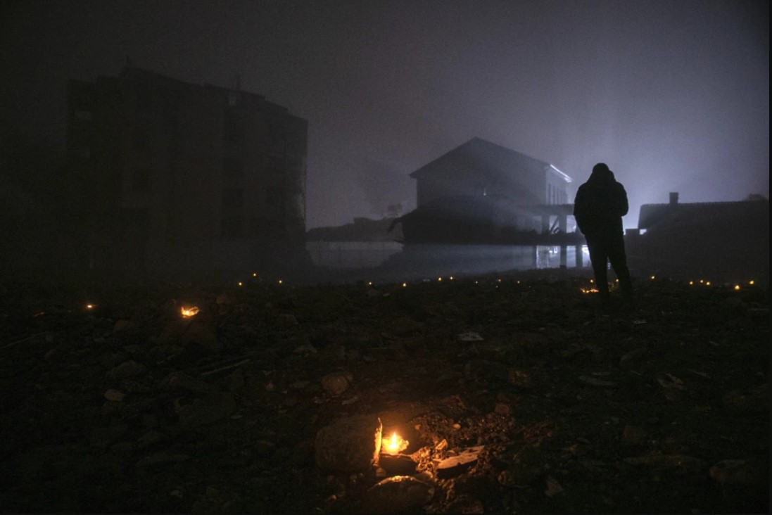 Bugün, asrın felaketinin yıl dönümünde sadece kaybettiğimiz canları anmıyoruz; aynı zamanda insanlık onurunun, dayanışmanın ve yaşama tutunma iradesinin yazdığı destansı hikayeleri de yeniden hatırlıyoruz.