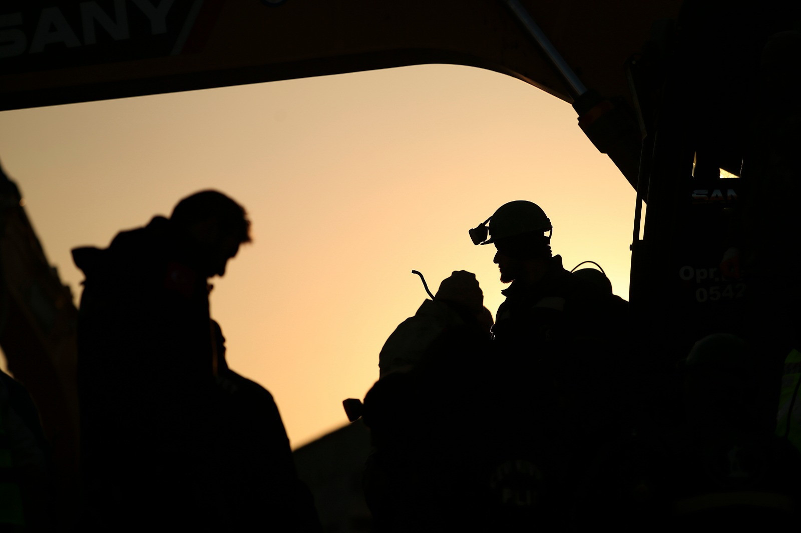 Beton yığınlarının arasından uzanan o küçük elleri, günlerce uykusuz kalarak tırnaklarıyla enkaz kazıyan isimsiz kahramanları ve Türkiye’nin dört bir yanından bölgeye akan karşılıksız sevgi köprülerini hafızalarımızda taze tutuyoruz.