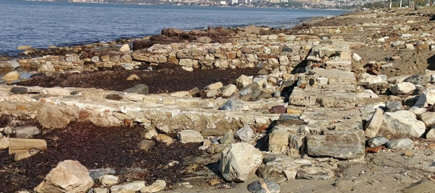 Yağmur suları plajdaki kumları taşıyınca ortaya çıktı En önemli hazinelerden biri Yağmur suları plajdaki kumları taşıyınca ortaya çıktı En önemli hazinelerden biri