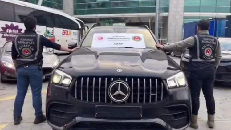 Gümrükte sahte emeklilik oyunu çöktü… 600 milyon liralık 65 lüks araca el konuldu: 22 gözaltı