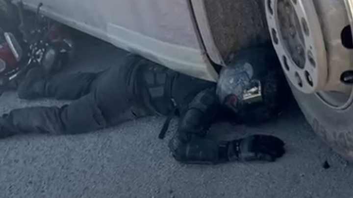 Korkutan görüntü: TIR'ın altında sıkıştı! Kaskı ve koruyucu kıyafetleri sayesinde kurtuldu... 'Korkmuyorum, siz de korkmayın'