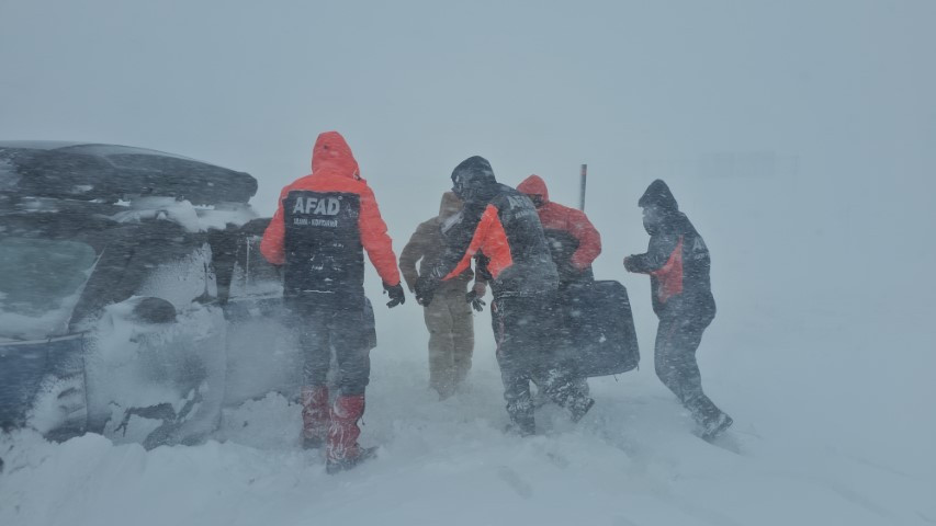 Kar fırtınasına yakalanıp araçlarında mahsur kaldılar