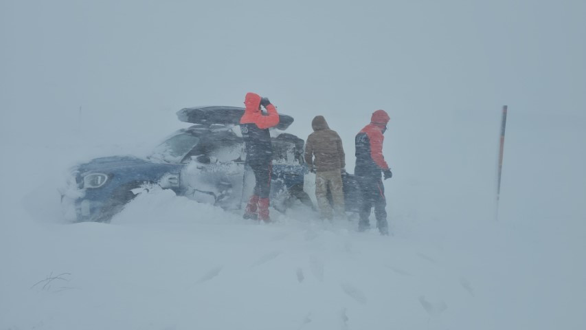 Kar fırtınasına yakalanıp araçlarında mahsur kaldılar