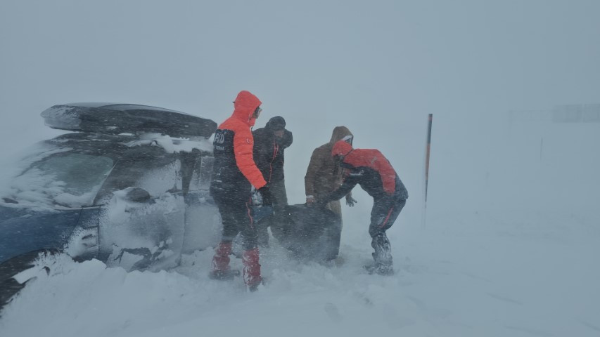 Kar fırtınasına yakalanıp araçlarında mahsur kaldılar