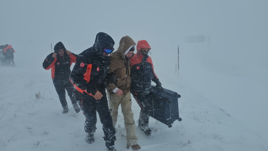 Kar fırtınasına yakalanıp araçlarında mahsur kaldılar