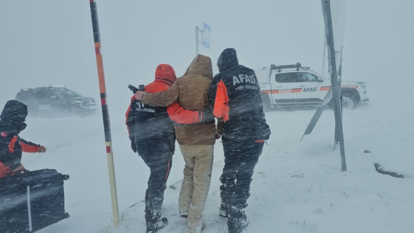 Kar fırtınasına yakalanıp araçlarında mahsur kaldılar