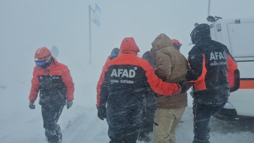 Kar fırtınasına yakalanıp araçlarında mahsur kaldılar