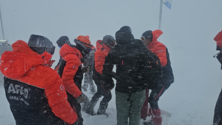 Kar fırtınasına yakalanıp araçlarında mahsur kaldılar