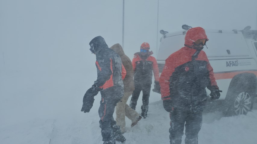 Kar fırtınasına yakalanıp araçlarında mahsur kaldılar