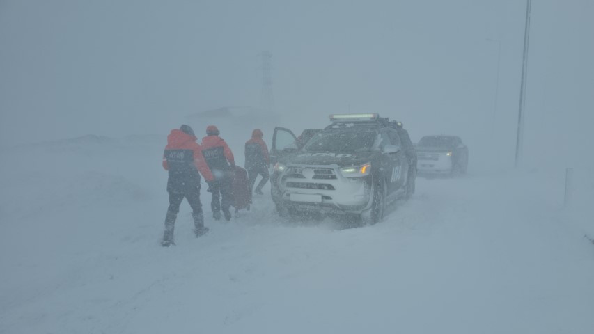 Kar fırtınasına yakalanıp araçlarında mahsur kaldılar